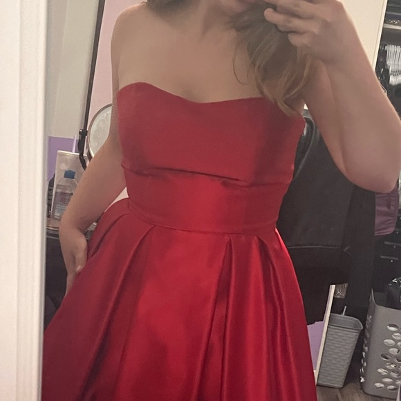 Size 8-10 Betsy and Adam Gorgeous Red Ball Gown - Picture 4 of 6